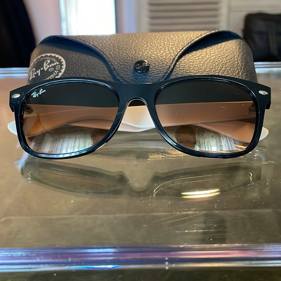 RayBan customer women’s black and tan sunglasses with case